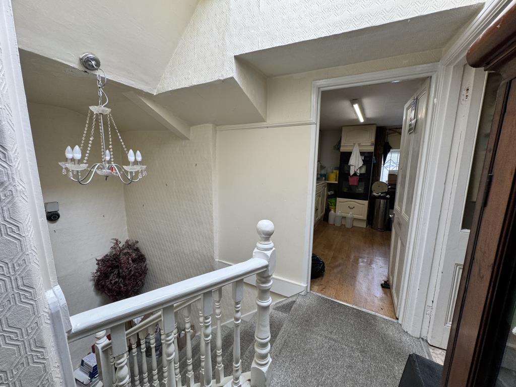 Lot: 31 - COMMERCIAL PROPERTY IN CENTRAL TOWN CENTRE LOCATION - First floor landing